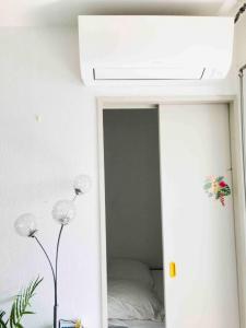 studio cosy et moderne au couchant situé 150m de la plage -avec PARKING GRATUIT PRIVE - 25m2 - climatisé - balcon - wifi gratuit