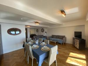 PROMENADE HOLIDAY - OLD TOWN PANORAMIC