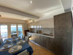 PROMENADE HOLIDAY - OLD TOWN PANORAMIC