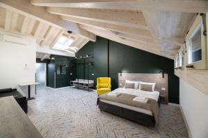 Oysters & Bubbles Gastro Hotel. Rynok square