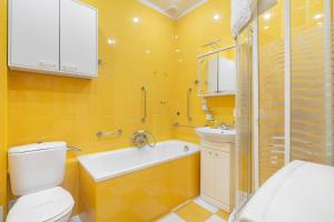 Metro Politechnika Vintage Apartment by BookingHost