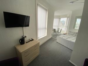 Deluxe Triple Room with Sea View room in The Honley hotel
