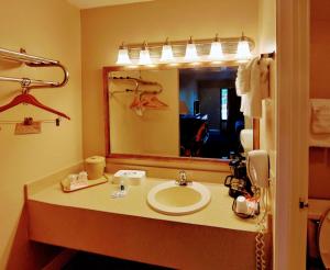  Deluxe Double Room with Two Double Beds - Non-Smoking room in Rodeway Inn Maingate