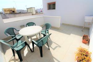 Trilocale arancione climatizzato con terrazza panoramica