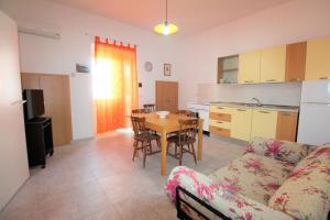 Trilocale arancione climatizzato con terrazza panoramica