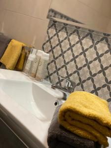 Habitación con cama extragrande y balcón