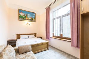 Біля готелю Жорж подобово Львів вулиця Руданського 3