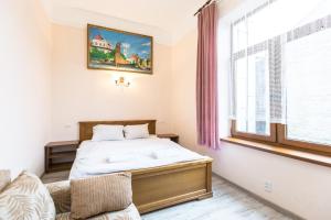 Біля готелю Жорж подобово Львів вулиця Руданського 3