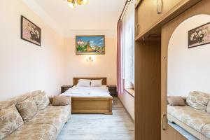 Біля готелю Жорж подобово Львів вулиця Руданського 3