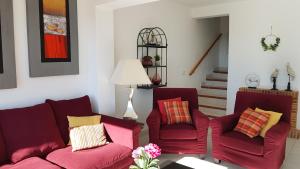 Rosalalinda - cosy semi-detached home with sea views and large terrace