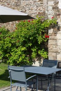 Maisons d'hotes La Metairie-du-Vauhariot - Lodge ou Chambre - Piscine Chauffee - Vue Mer et Mont Saint Michel et GR34 - Residence Hoteliere : photos des chambres