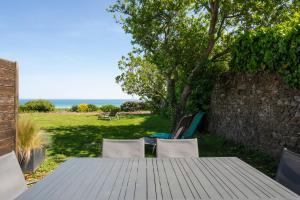 Maisons d'hotes La Metairie-du-Vauhariot - Lodge ou Chambre - Piscine Chauffee - Vue Mer et Mont Saint Michel - GR34 - Residence Hoteliere : photos des chambres