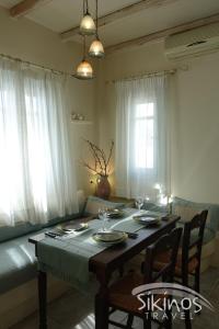 Traditional Apartment In Kastro Sikinos Greece