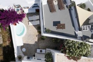 2 bedroom charming villa with outdoors jacuzzi Santorini Greece