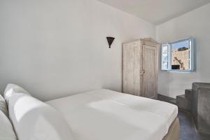 2 bedroom charming villa with outdoors jacuzzi Santorini Greece