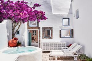 2 bedroom charming villa with outdoors jacuzzi Santorini Greece