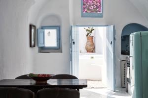 2 bedroom charming villa with outdoors jacuzzi Santorini Greece