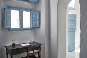 2 bedroom charming villa with outdoors jacuzzi Santorini Greece