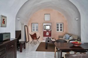 2 bedroom charming villa with outdoors jacuzzi Santorini Greece