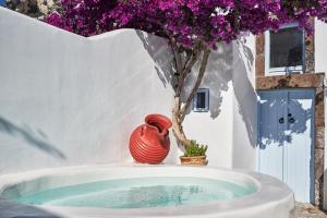 2 bedroom charming villa with outdoors jacuzzi Santorini Greece