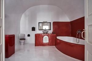 2 bedroom charming villa with outdoors jacuzzi Santorini Greece