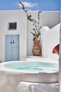 2 bedroom charming villa with outdoors jacuzzi Santorini Greece