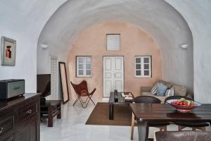 2 bedroom charming villa with outdoors jacuzzi Santorini Greece