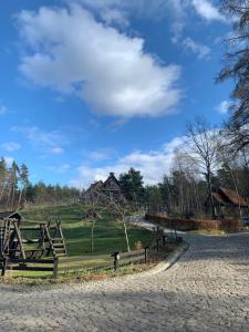 Drewniany domek na wzgórzu