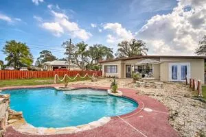 Cozy Melbourne Home with Deck and Pool 5 Mi to Beach! - Palm Shores