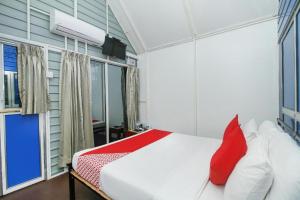 Airport A4 Transit Hub - Eco Chalets - FREE Airport Pick Up & 24HRS