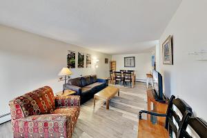Two-Bedroom Apartment room in Mountain-View Condo at Gold Creek Walk to Gondola condo