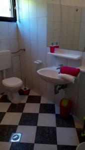 A4 apt with patio & sea view close to the beach