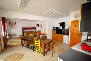 Appartements Gite le Rocher - Apartment on the ground floor for 8 people : photos des chambres