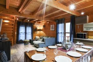 Chalet chaleureux à Orlu avec Jacuzzi et vue sur la montagne