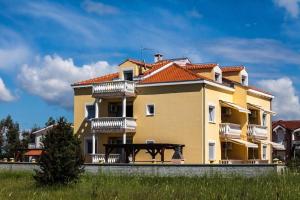 Room in Zaton (Zadar) with Wi-Fi, washing machine (4141-8)