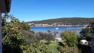 Apartment in Supetarska Draga with sea view, balcony, air conditioning, WiFi (4861-1)