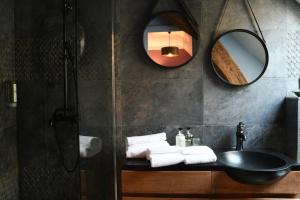 Hotels Le Moulin Des Ruats : photos des chambres