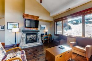 Three-Bedroom Apartment room in Luxury Ski Hill Condos