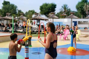 Campings Mobile home De Luxe St Cyprien : photos des chambres
