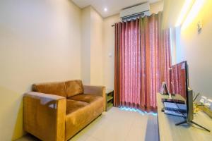 Fully Furnished Apartment with Comfortable Design 1BR Woodland Park Residence By Travelio