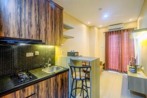 Fully Furnished Apartment with Comfortable Design 1BR Woodland Park Residence By Travelio