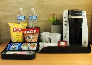 1 King Feature W/ In-room Drinks-Snacks room in Holiday Inn San Marcos Convention Center an IHG Hotel