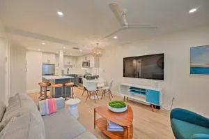 Luxe Naples Escape Walk to Beach and Downtown! - Royal Harbor