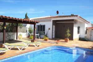 Three-Bedroom House room in Riumar Josef 490m to beach private pool On-Site-Service dog beach