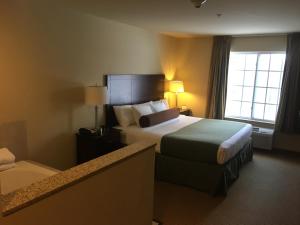 King Room with Spa Bath room in Cobblestone Inn & Suites - Durand