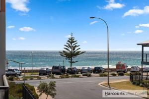 Moana Seaside Retreat - 2 Bedroom, spa , living area & pet friendly