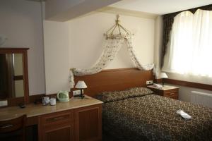 Grand Peninsula Hotel