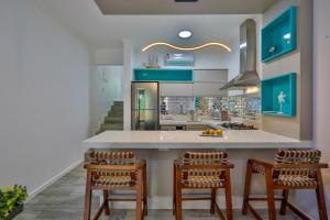 Fabuloso flat 243 Amarílis 2 piscinas climatizadas, carregador veiculo elétrico Riviera de São Lourenço, Bertioga Apartamento Duplex inteiro, cozinha equipada completa, serviço de praia, limpeza e trocas diária de toalhas, wi-fi 500mb