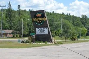 Pinewood Inn - Deacon