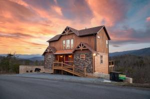 Three-Bedroom House room in Copper Fox Cabin Home